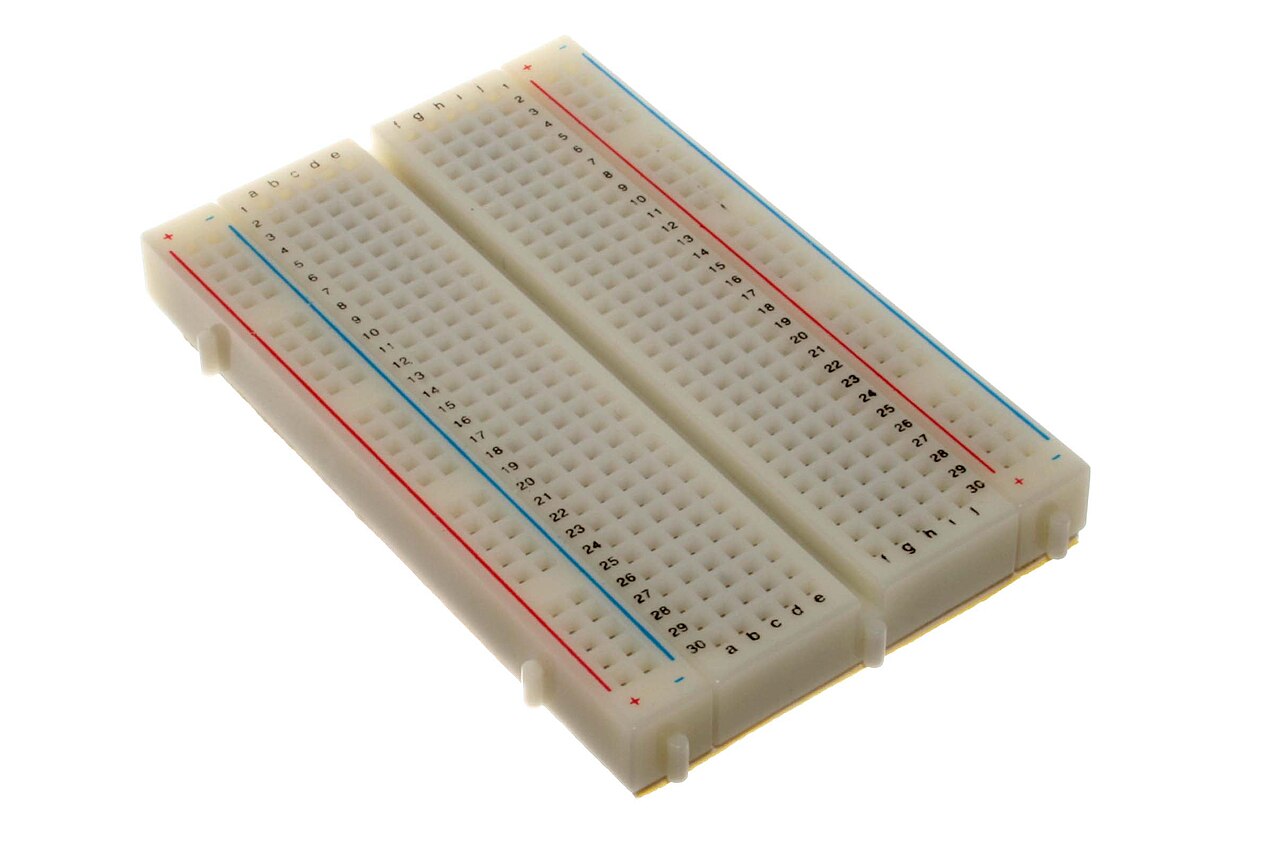 Protoboard con componentes electrónicos